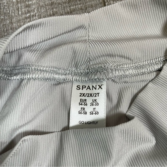 SPANX sleeveless Top Size 2X grey some stains see pics - Picture 3 of 8